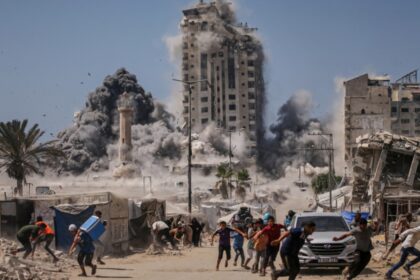 Οι Ισραηλινοί προελαύνουν στην πόλη της Γάζας